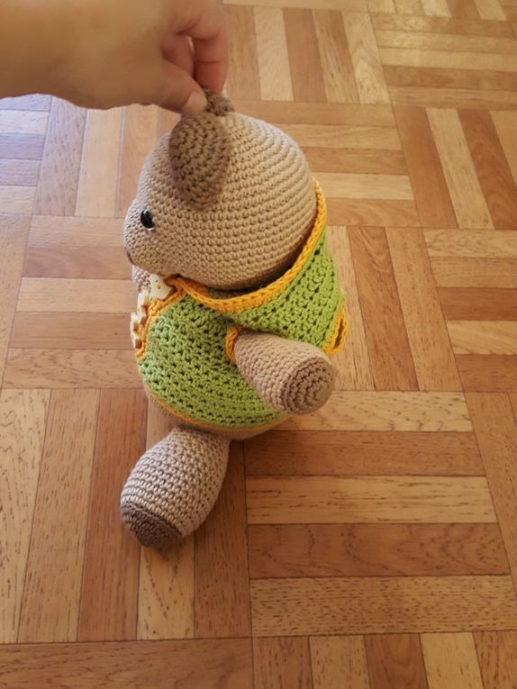 Ce qui est bien avec ce nounours c'est que l'on peut s'amuser à lui fabriquer des petits vêtements, sa morphologie s'y prête parfaitement !