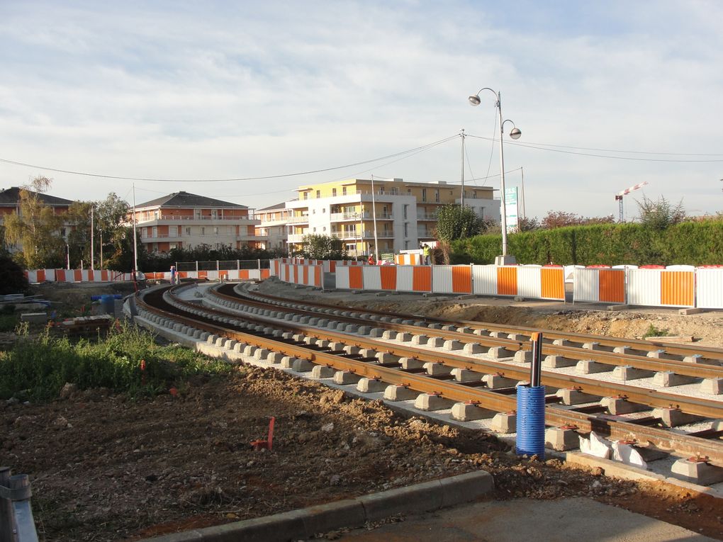 Les travaux de la ligne démarrent au printemps 2011, après la construction des bases travaux. Les coupes d'arbres médiatisent la libération des emprises de la future ligne.