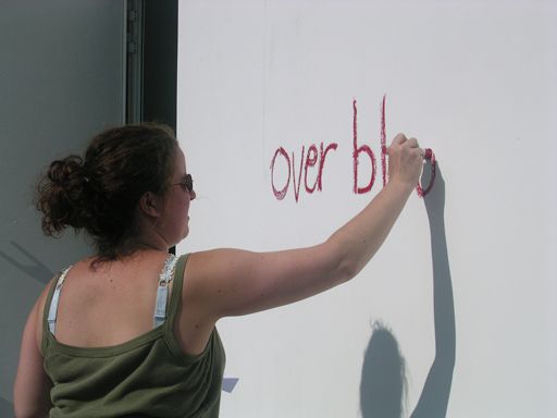 <P><FONT color=#000080>Ici les personnes sont invitées à rentrer dans l'ALGECO, là où se trouve la table avec tous les mots clés (imprimés sur papier) qui ont été tapés par des internautes dans des moteurs de recherche, et qui les ont mené vers le blog "Souviens-moi".</FONT></P>
<P><FONT color=#000080>À eux de choisir un ou plusieurs papiers et d'en écrire le contenu avec l'outil de leur choix à l'extérieur de l'ALGECO.</FONT></P>