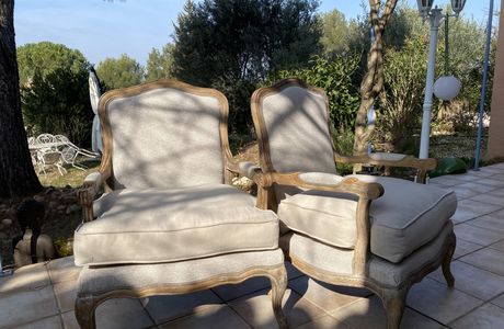 Une paire de fauteuils style Louis XV