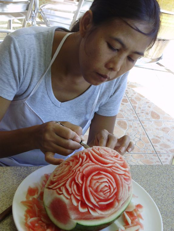 Apprendre à sculpter des fruits, est un art Thaïlandais. vous pourrez essayer au restaurant Le Chineur.
   Learn how to carve fruit, is a Thai art. you can try at Le Chineur