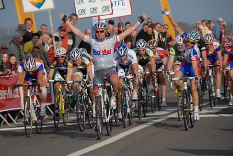 29ème édition du Tour de Normandie cycliste du 23 au 29 mars 2009, de passage à Elbeuf (76). Le peloton est groupé à quelques kilomètres de la ligne d'arrivée. Quelques images de la 30è édition en 2010 au même endroit.