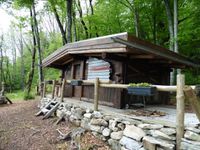 Le chalet de Bellevue face à la Combe de Savoie et un autre chalet perdu dans la forêt.