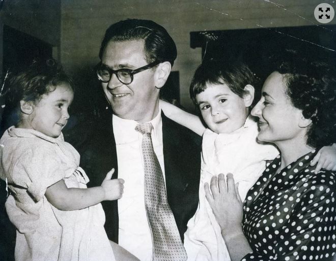  Ruth First et Joe Slovo, avec leurs filles Robyn (g) et Gillian (d) (années 1950). Ruth First et Joe Slovo, avec leurs filles Robyn (g) et Gillian (d) (années 1950). © Ruth First Papers Project