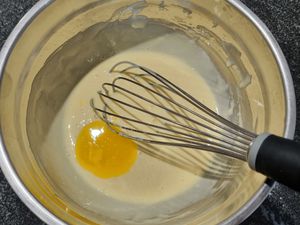 Mini-pancakes, poire, noisette et caramel beurre salé