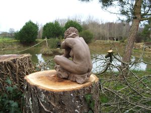 sculpture en terre d'après modèle vivant (femme nue) . Chat et poteries en cuisson Raku