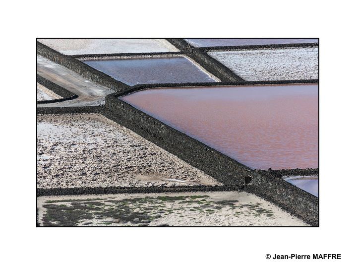 Survoler les marais salants, rien pour le plaisir de s'imprégner de leur géométrique beauté.