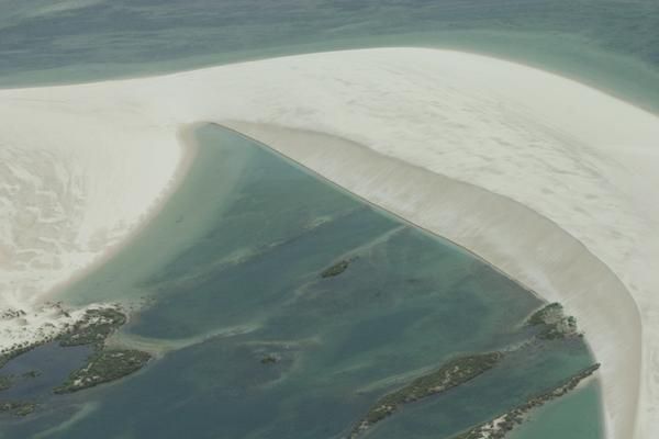 Le Parque Nacional dos Lençóis Maranhense couvre 155.000 hectares de plages, de lacs et de dunes.
Etiré sur 140km de côtes entre et Primera Cruz, à l'ouest de Barreirinhas, un étrange paysage de dunes mouvantes a créé un écosystème unique et fragile.
Les sables s'étendent jusqu'à 50km vers l'intérieur, et progressent par endroits de 200m chaque année.
Balayées par les vents, des crêtes hautes de 50m se structurent en relief perpétuellement changeant.