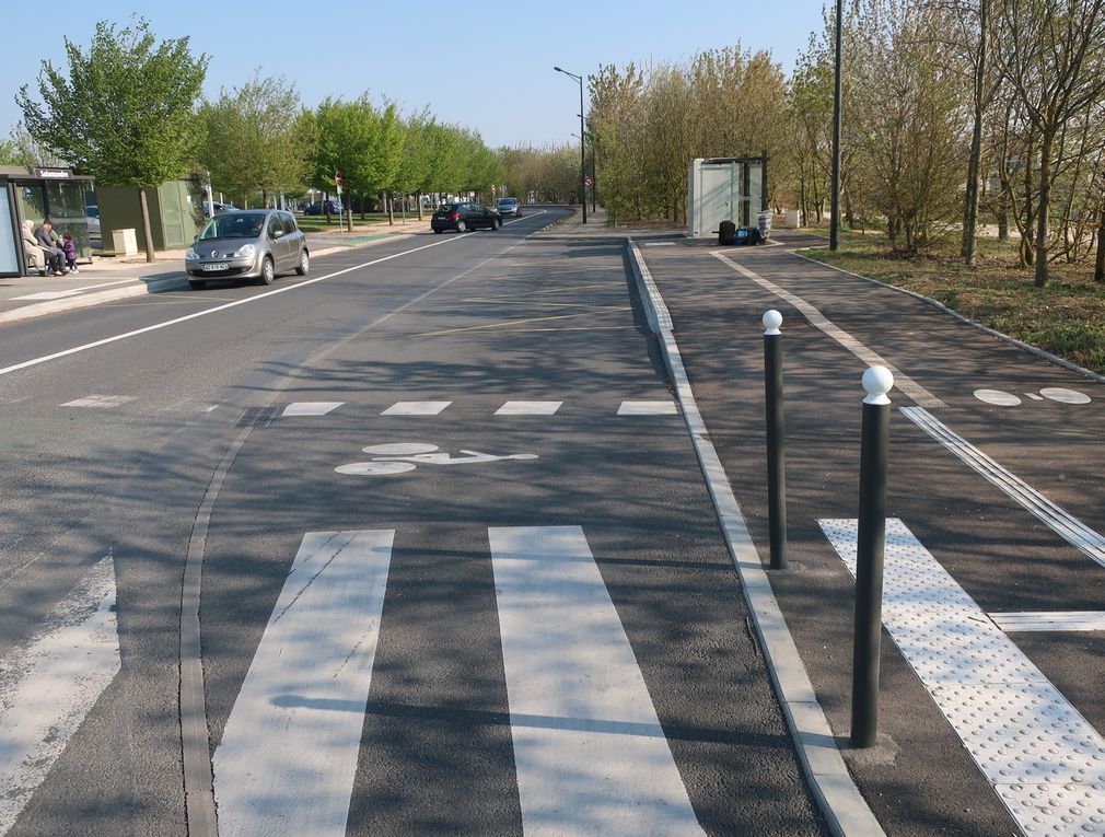 Itinéraire cyclable à droite et cheminement piéton à gauche près de la voie puis inversement ? 