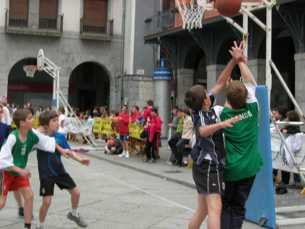 Journée du samedi 7 juin 2008. De nombreux jeunes du club sont allés participer au tournoi de street basket organisé par Azpeitia