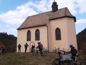 Le repas avec partage de victuailles est pris à côté de la chapelle Sainte Odile de Schaeferhof. La fraicheur et le vent nous encouragent à repartir sans tarder.