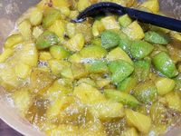 1 - Bien laver et sécher les prunes. Les couper pour ôter le noyeau et les tailler en petits morceaux. Les placer dans un saladier allant au micro-ondes, ajouter le sucre, le rhum ambré (facultatif), mélanger et recouvrir. Faire cuire dans le micro-ondes 5 mn à 900w. Découvrir et mélanger, poursuivre la cuisson au micro-ondes (900w) 5mn supplémentaires sans couvrir. Rétirer l'écume blanche qui peut se faire en surface, mélanger à nouveau et prolonger par une nouvelle cuisson de 5mn au micro-ondes (900w). Mélanger et terminer par 5mn de cuisson finale au micro-ondes (900w). Sortir le saladier, mélanger et verser la confiture dans des pots stérilisés. Bien fermer et retourner les pots sur le couvercle, laisser refroidir. Déguster vos confitures en toutes occasions. Elles se conserveront pendant 1 an environ dans un endroit sec et à l'abri de la lumière. 