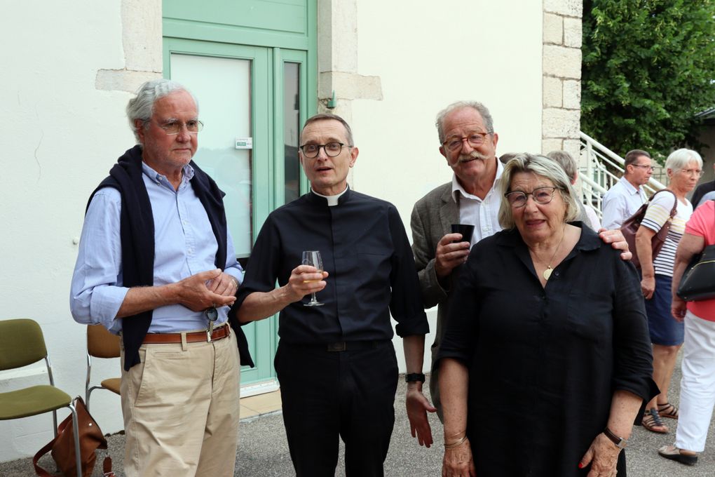 Sortie de l'église et moment convivial autour du verre de l'amitié offert par l'Arespax.