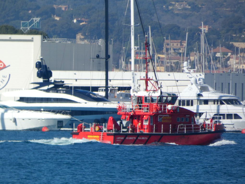 Capitaine de Corvette PAUL  BRUTUS , bateau pompes des marins pompiers de Marseille en petite rade de Toulon le 24 mars 2021