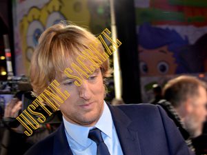 Un des fans, à mes côtés, a failli y laisser son larynx en appelant son cow-boy préféré ! Du coup, Owen Wilson s'est approché de notre braillard !