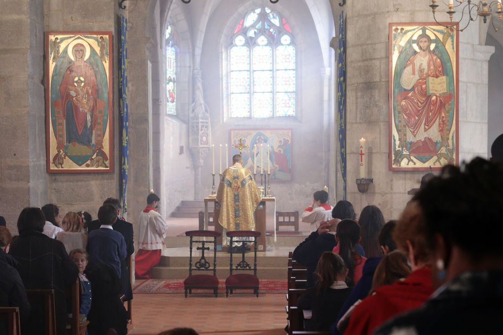 Première communion de Anne-Flore en ce dimanche de la Solennité de Jésus-Christ, Roi de l'Univers.