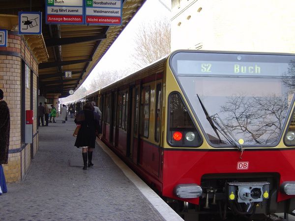 <div><font color="#004080">La gare centrale de Berlin, le m&eacute;tro vu des quais, et vues du dessous des quais.</font></div>