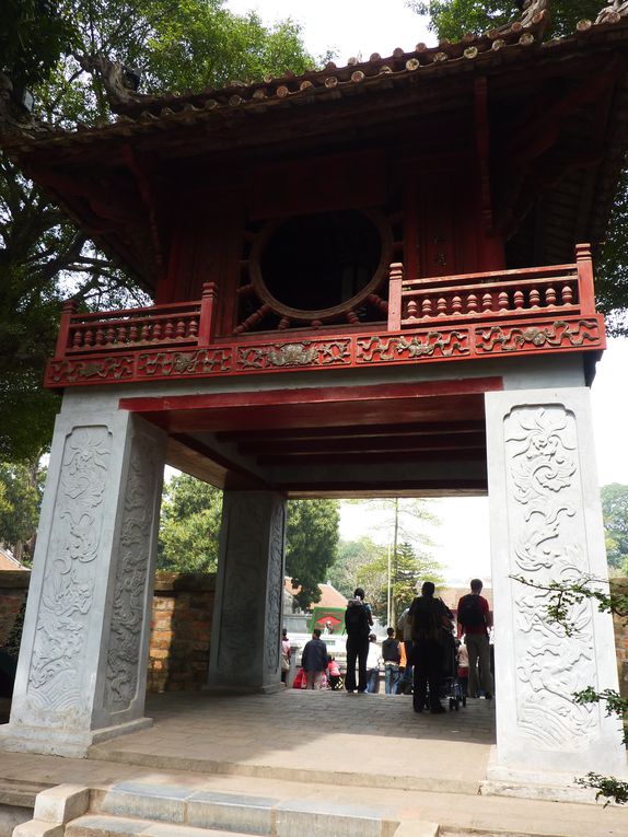 Le trajet depuis la frontiere, long :)
Premieres balades dans la ville grouillante d'Ha Noi
Temple de la Litterature