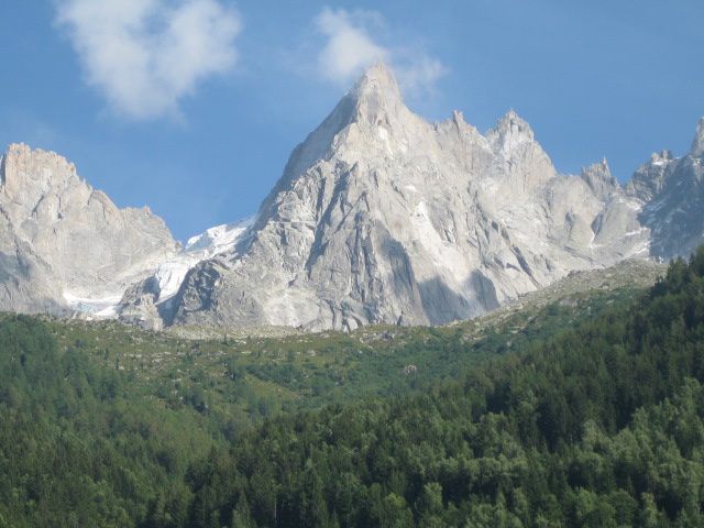 L'ultratrail du Tour du Mont-Blanc est une course pédestre  qui consiste à réaliser, en 46 heures maximum le tour du TMB, le célèbre sentier de Grande randonnée qui ceinture le toit de l’Europe, soit 166 km, 8500 mètres de dénivelé positif