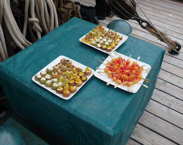 Samedi soir, buffet à bord de La Recouvrance, avec proclamation des résultats du prologue disputé l'après midi sous de forts grains.