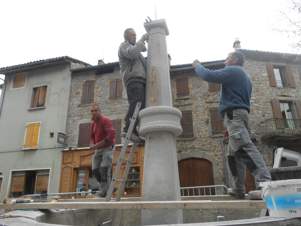 La mise en place de la nouvelle colonne par les artisans,tandis que le nouveau saint Bonnet attend son tour