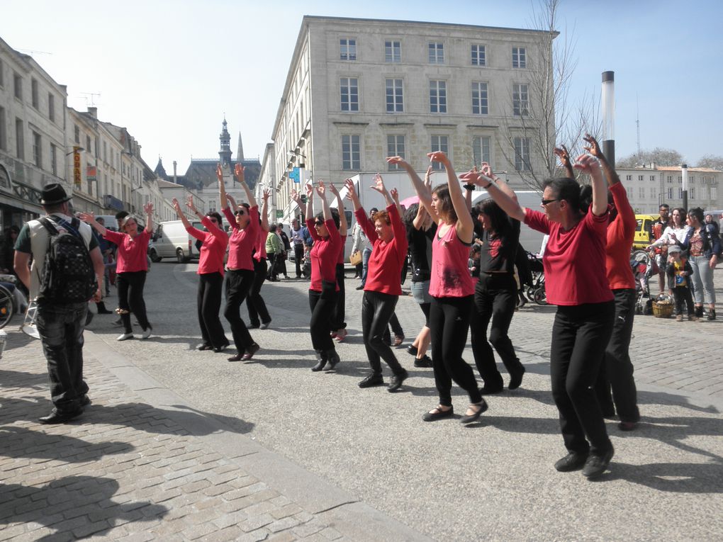 De la rue Ricard jusqu'au Marché, en rouge et et noir, Prim'ACorps suit les rythmes de ses derviches puis les percussions de Batuca Niort. Photos de Sophie!