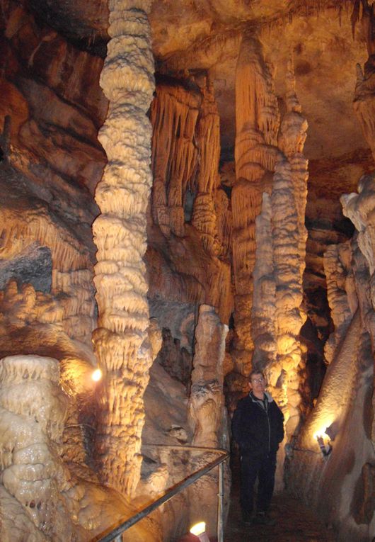Grotte touristique aménagée au public, pas besoin de faire de la spéléo pour la visiter....Conseiller a tous les passionnés de milieu soutérain...c'est une ptite merveilles.....