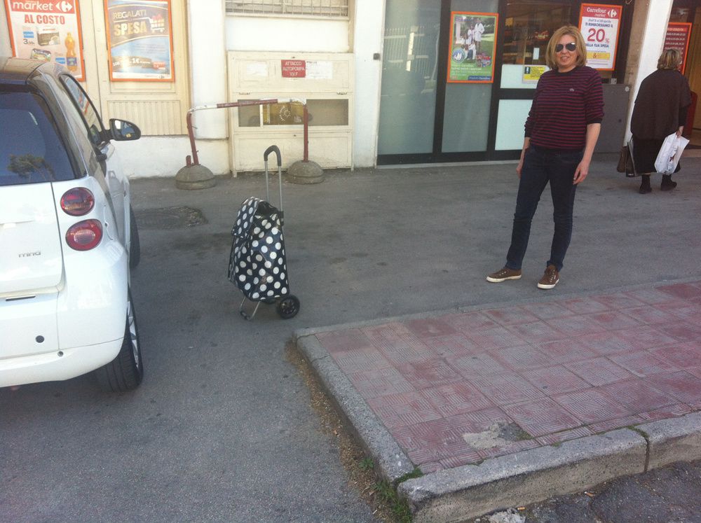 Varchi ostruiti o non allineati, file di auto in divieto di sosta e fermata o sulle strisce pedonali, marciapiedi invasi da auto o immondizia che esonda dai cassonetti, voragini sui marciapiedi ... come possono marciare le rotelle?