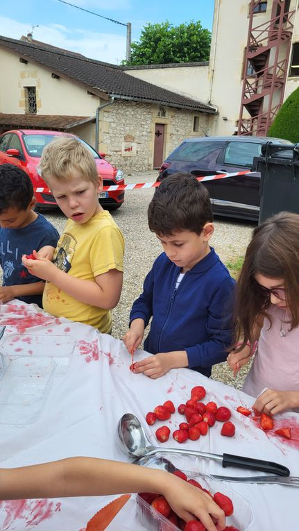 La classe de C.P et de M.S /G.S ont réalisé cette recette de   confiture de fraises ensemble.