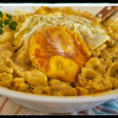 Ensaladilla de langostinos con huevo frito 