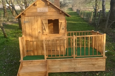 Maisonnette en bois pour enfants sur roues