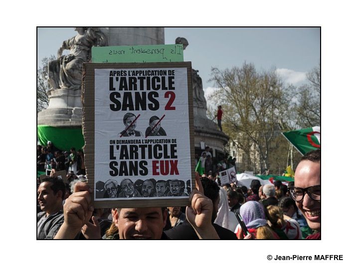 Depuis le 22 février 2019, les Algériens manifestent à Alger, mais aussi dans les autres villes du pays et du monde entier comme par exemple à Paris le dimanche 31 mars 2019. Sur les banderoles et dans les slogans, un message récurrent : C'est le peuple qui doit décider.