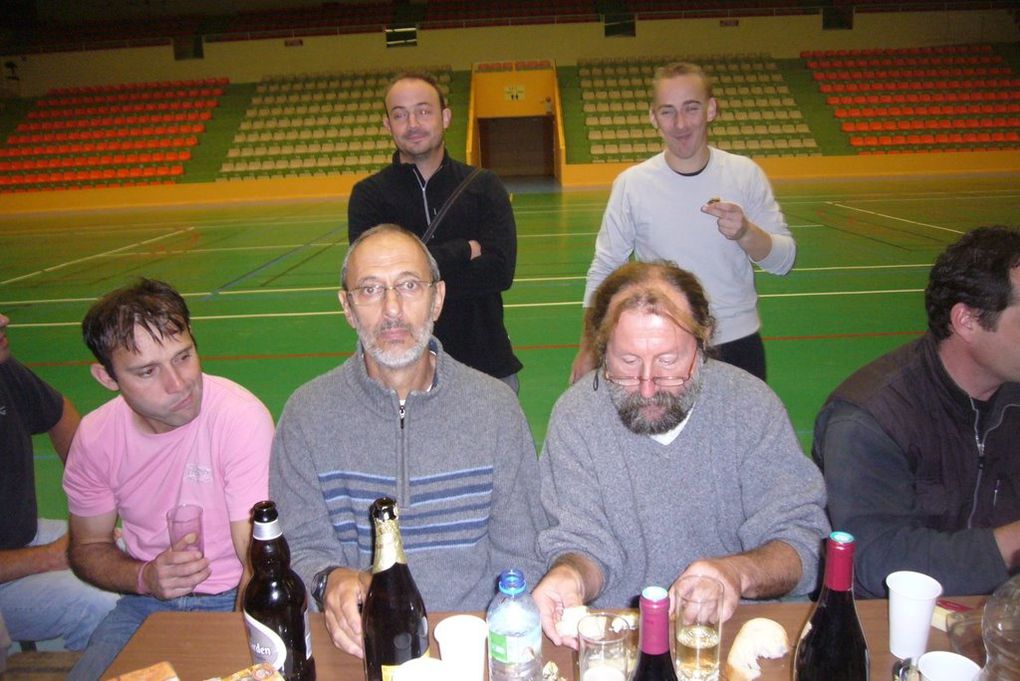 Boire et Manger, c'est bien la seule chose qu'on ne perd pas pendant les vacances...alors que le Volley, c'est pour ça qu'on a même pas osé prendre de photos!!!