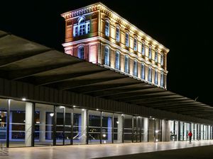 AUTOUR DU PALAIS DU PHARO