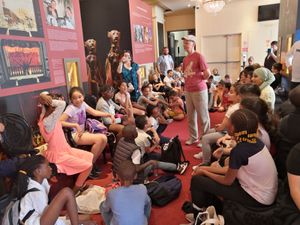 Atelier avec un des membres du jury : Mme Marie-Aude Murail, Officier de la Légion d'honneur et lauréate du prix Hans-Christian Andersen. Les élèves ont pu échanger avec elle sur ses secrets d'écrivains et mettre en voix leurs textes ! Quel privilège ! Merci pour votre générosité !!