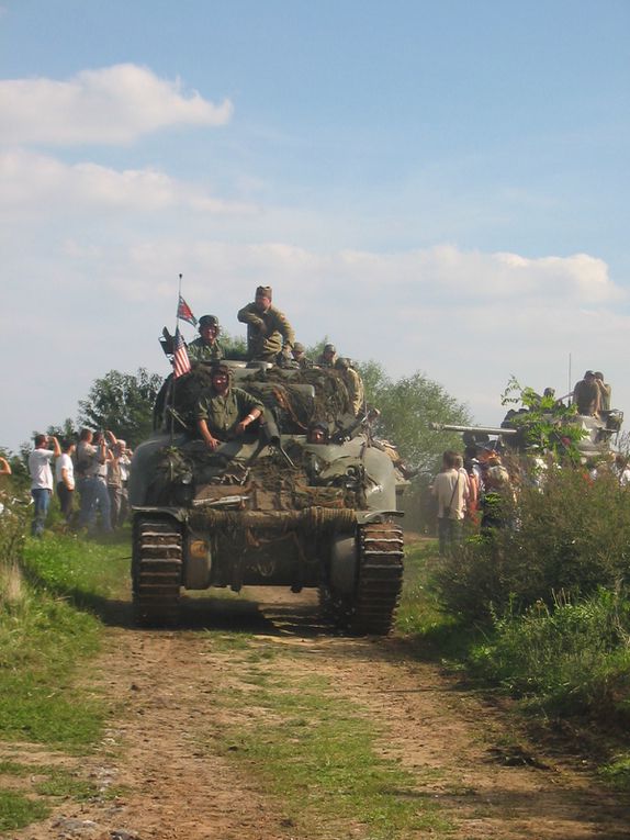 Reconstitution et défilé de véhicules WW2