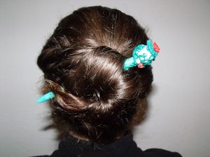 Coiffure De Mon Anniversaire Chignon Et Demi Chignon Avec Pic Fleuri Le Blog Pour Les Chevelures Bouclees Par Dame Nathalys