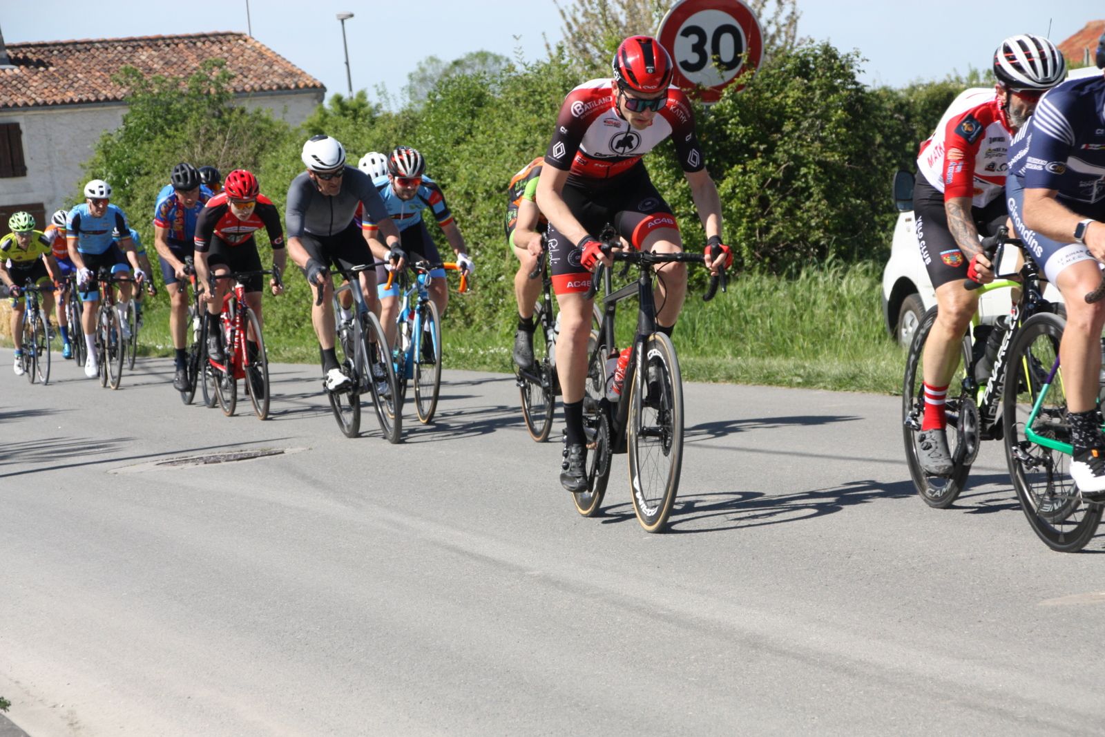 3e  tour  Emmanuel  HURIAUD, Alex  VALLAT, Elie CRON, Jean-Patrick TISSEAU, Simon  DARRIGADE, Thomas  VALENTIN, Fabien LE GUERN  sont dans  le  groupe de  tête