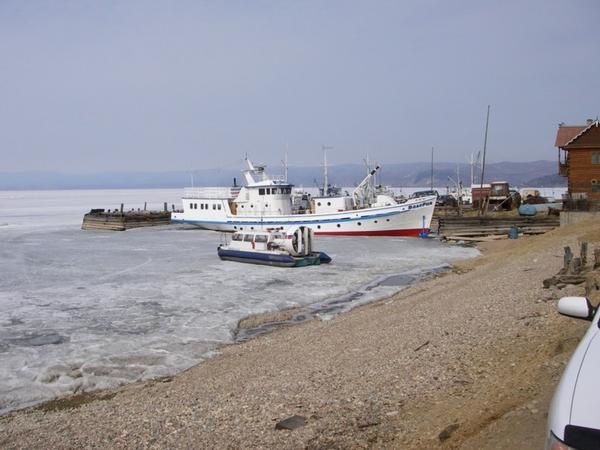 <p>Le lac Baikal est la plus grande et la plus pure reserve d eau douce du monde : 1/5 des ressources.</p>
<p>Ses dimensions sont impressionnantes : largeur max = 79.5km, longueur = 636km, profondeur&nbsp; maximum = 1783m, profondeur moyenne = 730 km, lineaire de cote = 2000km, superficie = 5% du territoire francais soit la taille de la Belgique.</p>
<p>Il est le plus vieux lac au monde : 25 Mn d annes. Habituellement un lac se comble au bout de 10 000 ans. </p>
<p>80% des especes animales et