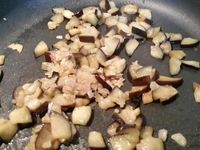 2 - Ciseler finement l'échalote. Tailler l'aubergine en petits morceaux. Faire revenir l'échalote à la poêle dans un filet d'huile d'olive, quand elle devient translucide réserver. dans la même poêle faire cuire les aubergines pendant quelques minutes (10 mn environ) à feu moyen. Vers la fin de la cuisson réintégrer l'échalote, assaisonner légèrement et réserver.  