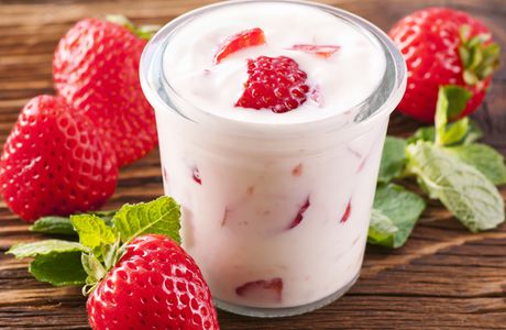 SALADE DE FRAISES AU FROMAGE BLANC ET À LA CANNELLE