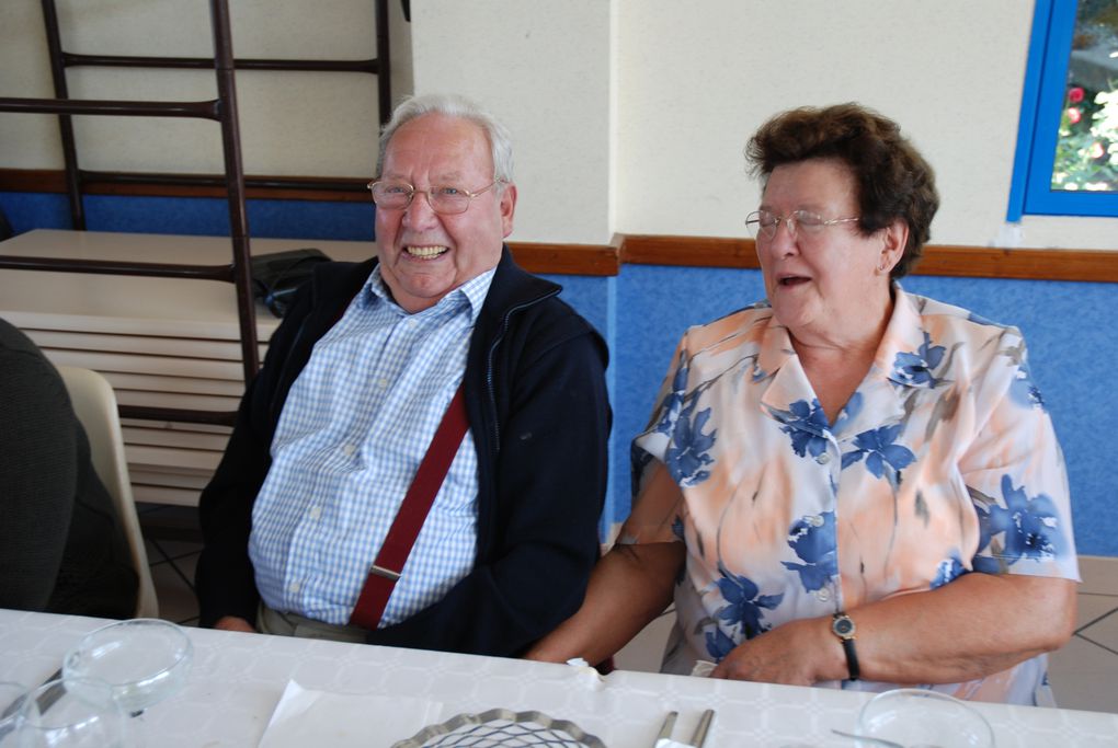 nos chèrs aines , réunis tous ensemble à la salle d'épaumesnil pour un repas 