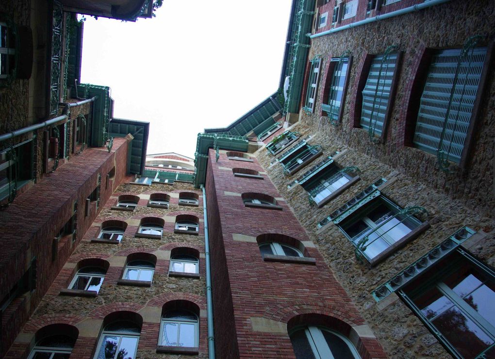 L'architecte art nouveau Hector Guimard connait la célébrité le jour où il construit le Castel Béranger dans le hameau du même nom, situé 14 rue Jean de la Fontaine, 16ème arrond. de Paris. Quelques images du hall restauré en décembre derni