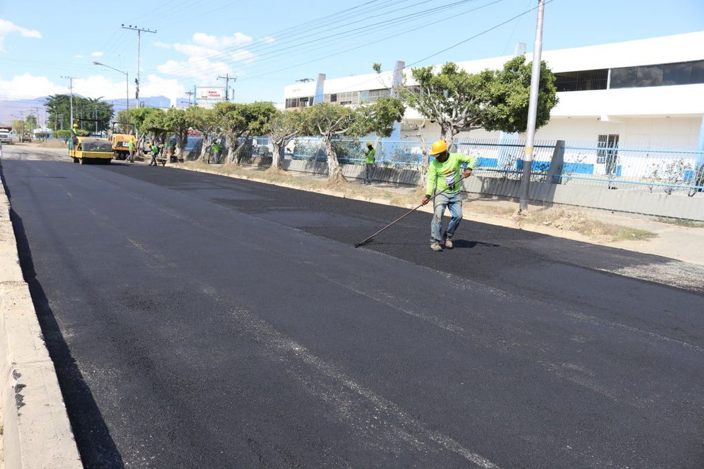 Alcalde Fuenmayor con el Plan Búho supervisó asfaltado de la avenida La Quizanda de Valencia