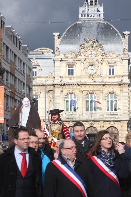 Ces ambassadeurs originaux de taille exceptionnelle représentant bien l'attirance du fantastique plus vivace que jamais à notre époque. Symboles au même titre que les beffrois et les moulins, ils sont les témoins historiques et l'âme des cortège, où religiion et traditions laïques se mêlent avec bonheur. Annie DEGROOTE FIER DËTRE NORDISTE Ed. OUEST-FRANCEi