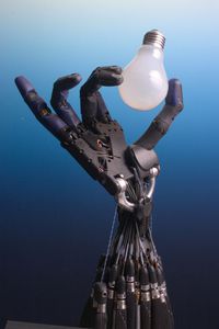 Innovation high-tech : Une main robotisée à la dextérité égale à celle de l’Homme