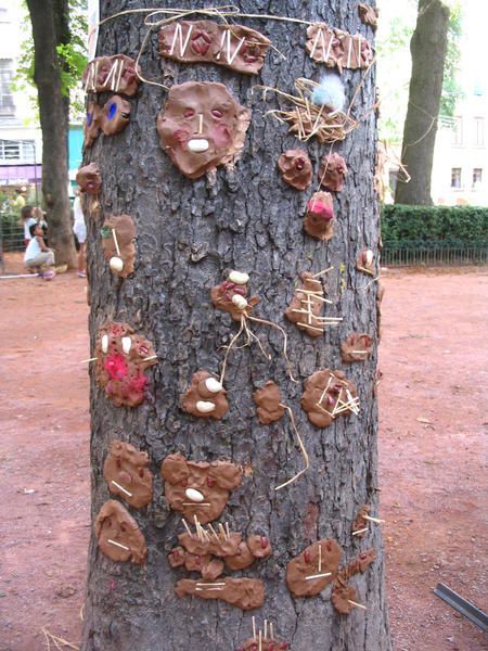 Travail des enfants sur les arbres de la place Sathonay:
Réalisation de leur "arbre généalogique"