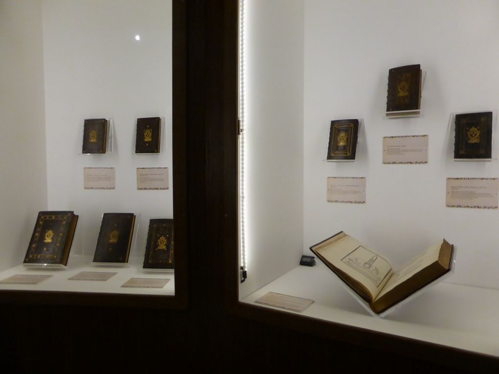 Vues de l'exposition Trésors royaux. .La bibliothèque de François 1er, château royal de Blois © Le Curieux des arts Gilles Kraemer, présentation presse de l'exposition, juillet 2015