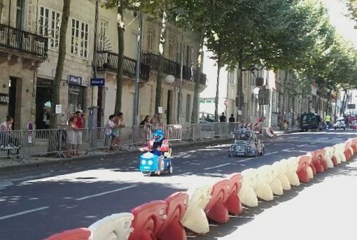 L'animateur Jean-Yves Perrigauld a remis les prix, mais comme il l'a bien précisé.... " L'essentiel était de bien participer et de beaucoup s'amuser ". Objectif atteint pour la deuxième année qui voit se déruler cette fameuse compétitions.... véhicules exceptionnels et surtout tant de chauffeurs déguisés. Pour info la prochaine compétition aura lieu à Rougnac en Charente. Enfin zoom sur l'assemblée et quelques visages locaux. 