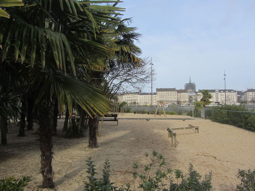 Sur cette rive, les anciennes structures, sont revalorisés....bulles vertes. (jardins, plages, solarium, piste cyclable)